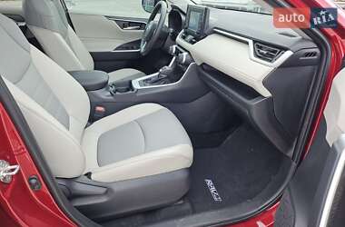 Позашляховик / Кросовер Toyota RAV4 2020 в 