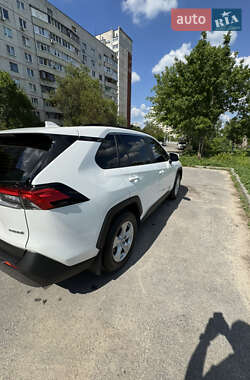 Позашляховик / Кросовер Toyota RAV4 2019 в 