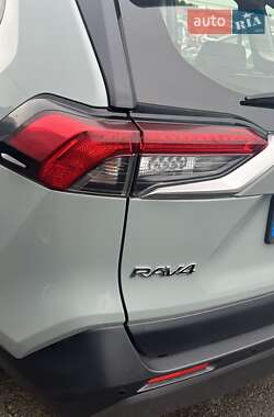 Внедорожник / Кроссовер Toyota RAV4 2019 в 