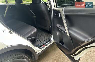 Позашляховик / Кросовер Toyota RAV4 2015 в 