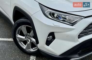 Позашляховик / Кросовер Toyota RAV4 2020 в 