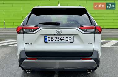 Позашляховик / Кросовер Toyota RAV4 2020 в 