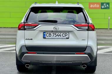 Позашляховик / Кросовер Toyota RAV4 2020 в 