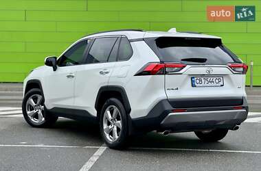 Позашляховик / Кросовер Toyota RAV4 2020 в 