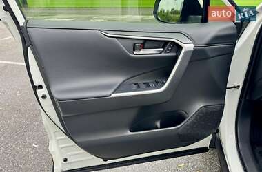 Позашляховик / Кросовер Toyota RAV4 2020 в 