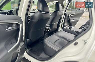 Позашляховик / Кросовер Toyota RAV4 2020 в 