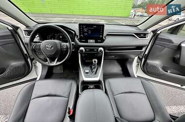 Позашляховик / Кросовер Toyota RAV4 2020 в 