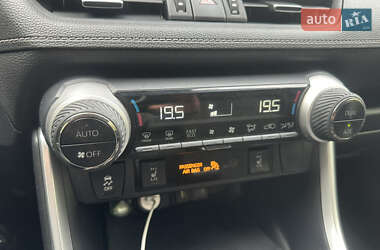 Позашляховик / Кросовер Toyota RAV4 2020 в 