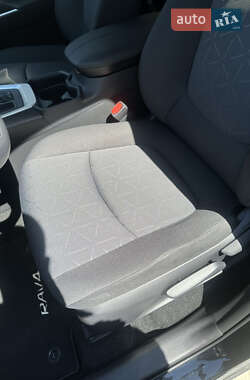 Позашляховик / Кросовер Toyota RAV4 2020 в 