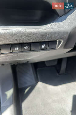 Позашляховик / Кросовер Toyota RAV4 2020 в 