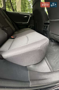 Позашляховик / Кросовер Toyota RAV4 2020 в 