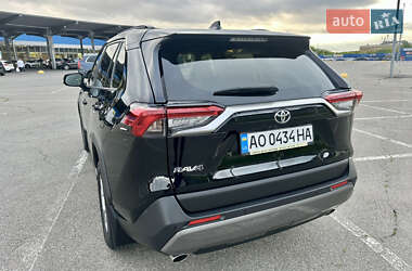 Позашляховик / Кросовер Toyota RAV4 2020 в 