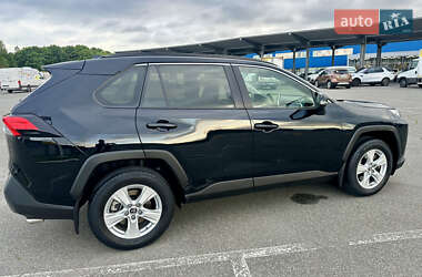 Позашляховик / Кросовер Toyota RAV4 2020 в 