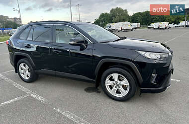 Позашляховик / Кросовер Toyota RAV4 2020 в 