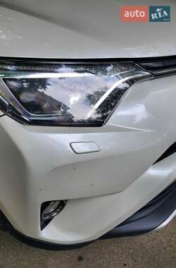 Позашляховик / Кросовер Toyota RAV4 2016 в 