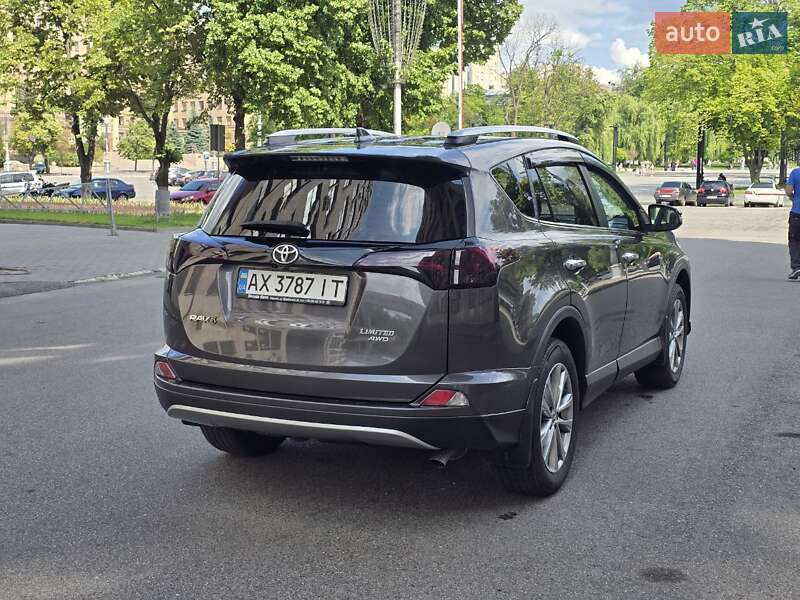 Позашляховик / Кросовер Toyota RAV4 2017 в Харкові