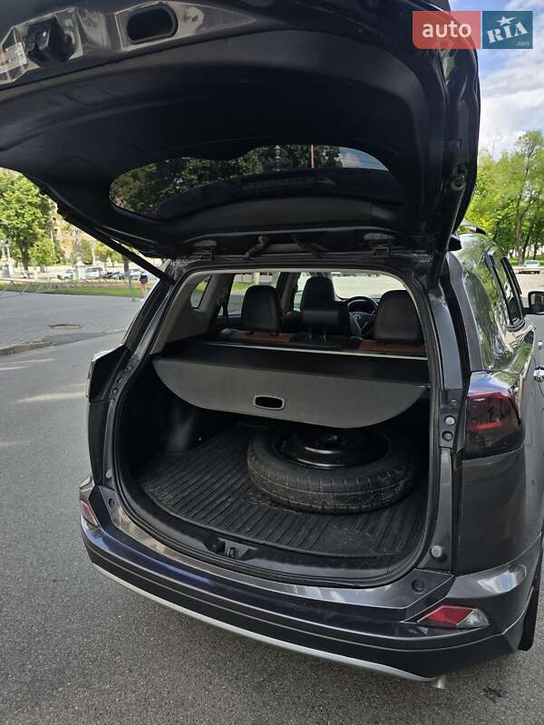 Позашляховик / Кросовер Toyota RAV4 2017 в Харкові