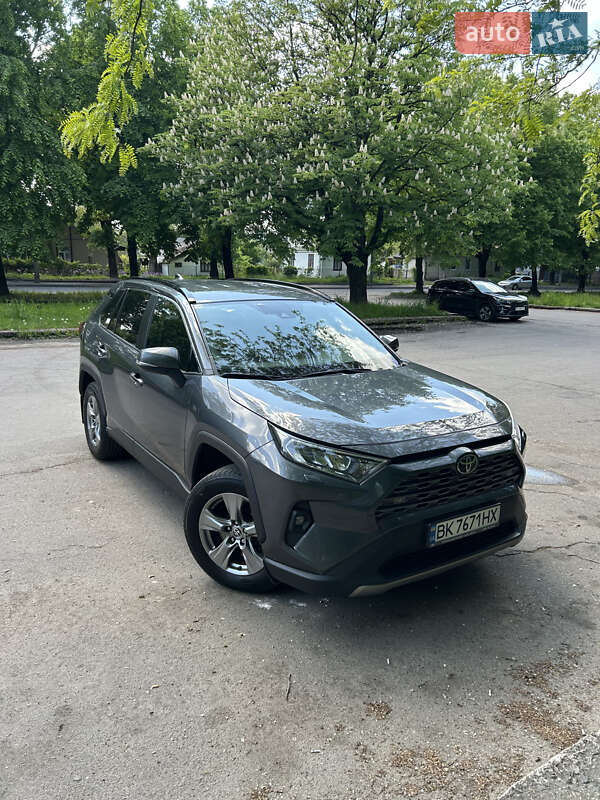 Внедорожник / Кроссовер Toyota RAV4 2022 в 