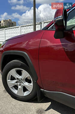 Позашляховик / Кросовер Toyota RAV4 2019 в 