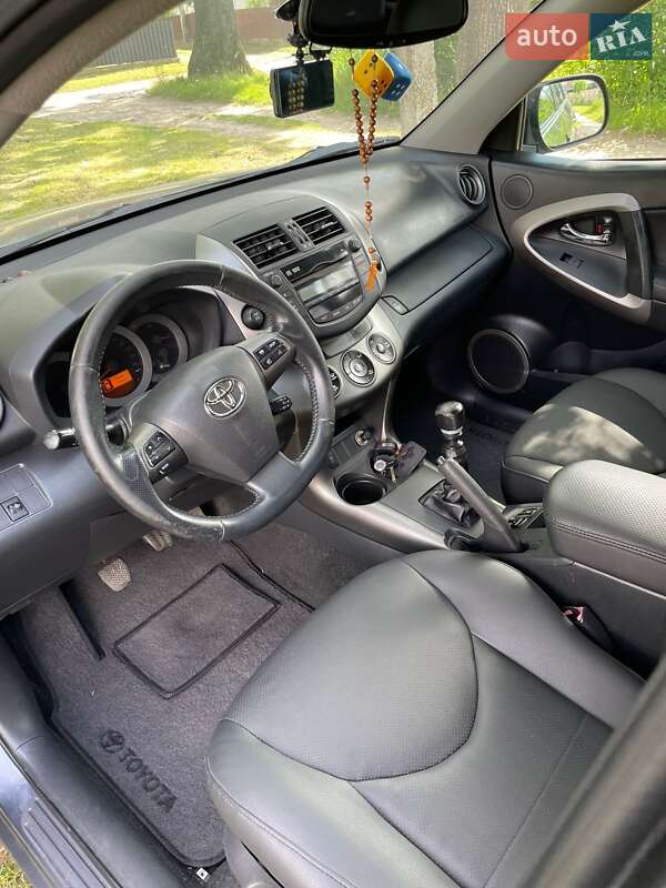 Позашляховик / Кросовер Toyota RAV4 2009 в Рівному