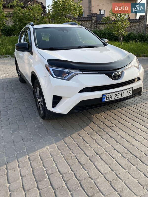 Позашляховик / Кросовер Toyota RAV4 2016 в Рівному