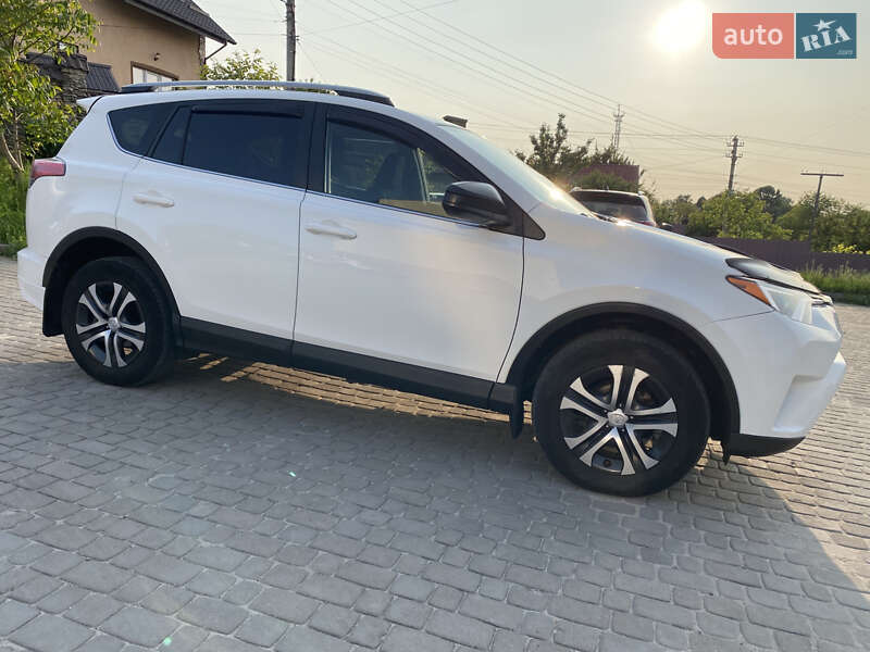 Позашляховик / Кросовер Toyota RAV4 2016 в Рівному