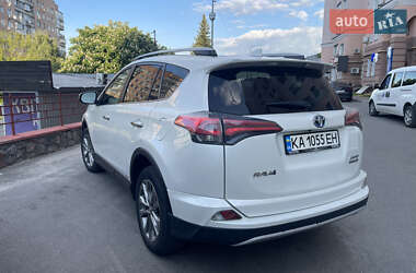 Внедорожник / Кроссовер Toyota RAV4 2017 в 
