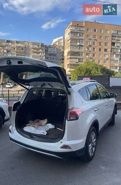 Внедорожник / Кроссовер Toyota RAV4 2017 в 