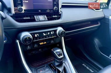 Внедорожник / Кроссовер Toyota RAV4 2019 в 