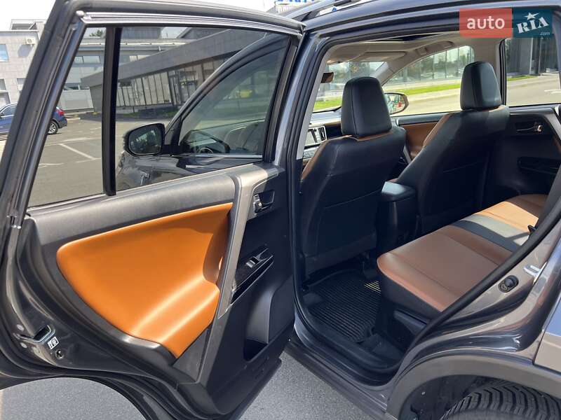 Внедорожник / Кроссовер Toyota RAV4 2017 в Киеве