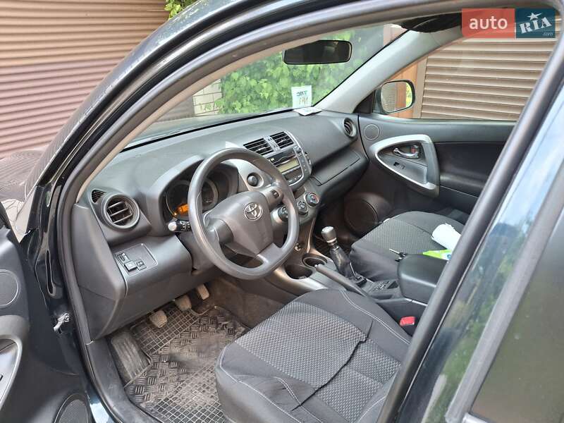 Внедорожник / Кроссовер Toyota RAV4 2012 в 