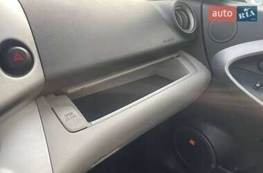 Позашляховик / Кросовер Toyota RAV4 2006 в 