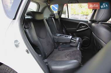 Позашляховик / Кросовер Toyota RAV4 2011 в 