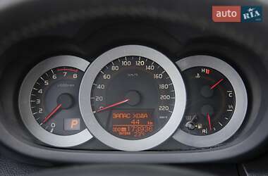 Позашляховик / Кросовер Toyota RAV4 2011 в 