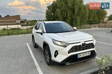 Позашляховик / Кросовер Toyota RAV4 2023 в Рівному
