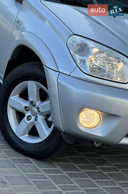 Позашляховик / Кросовер Toyota RAV4 2005 в 