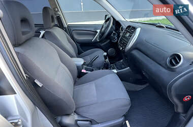 Позашляховик / Кросовер Toyota RAV4 2005 в 