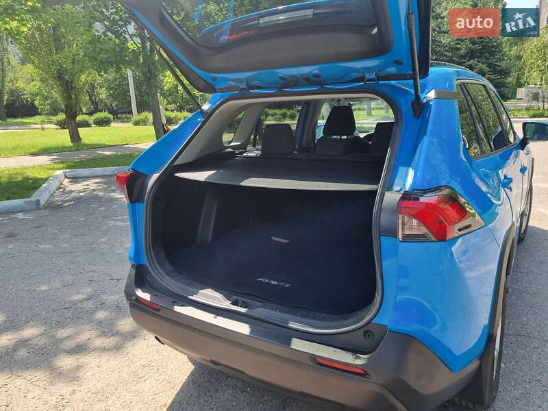 Позашляховик / Кросовер Toyota RAV4 2020 в Харкові