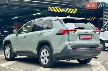 Внедорожник / Кроссовер Toyota RAV4 2020 в 