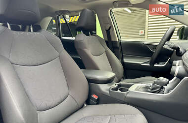Внедорожник / Кроссовер Toyota RAV4 2020 в 