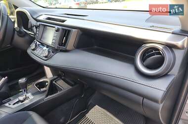 Внедорожник / Кроссовер Toyota RAV4 2016 в 