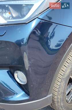 Внедорожник / Кроссовер Toyota RAV4 2017 в 