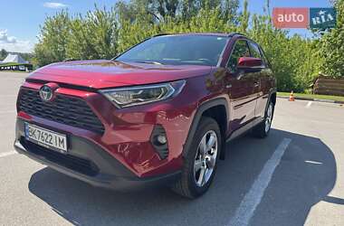 Внедорожник / Кроссовер Toyota RAV4 2021 в Ровно