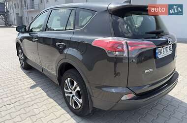 Внедорожник / Кроссовер Toyota RAV4 2016 в 