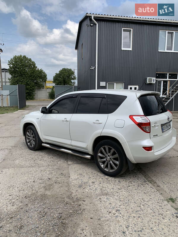 Внедорожник / Кроссовер Toyota RAV4 2012 в Богодухове