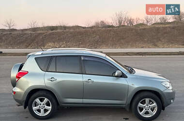 Позашляховик / Кросовер Toyota RAV4 2006 в Авангарді