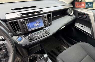 Внедорожник / Кроссовер Toyota RAV4 2018 в 