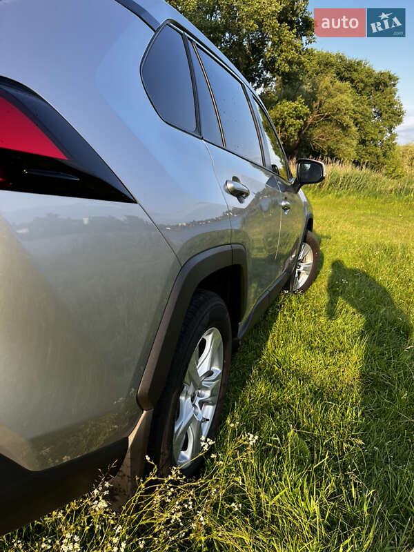 Внедорожник / Кроссовер Toyota RAV4 2021 в Сквире