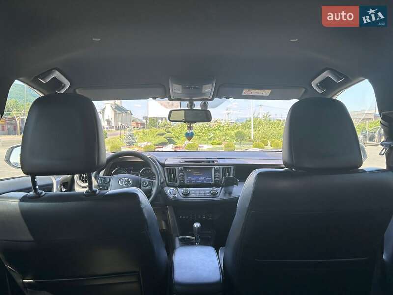 Позашляховик / Кросовер Toyota RAV4 2017 в Хусті
