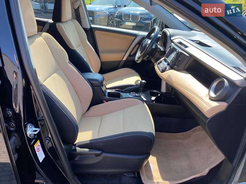 Позашляховик / Кросовер Toyota RAV4 2016 в Львові